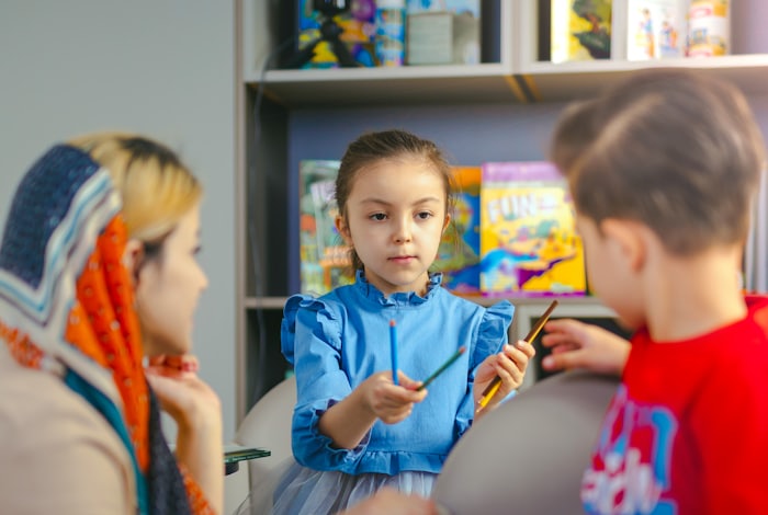Deca na radionici sa edukativnim materijalima